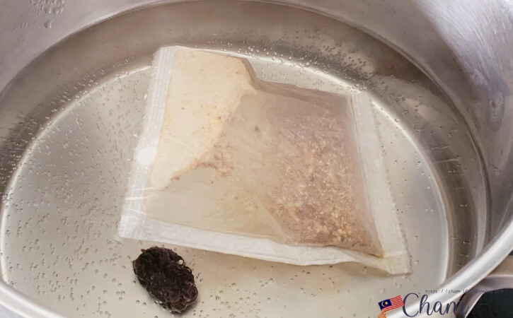 游建好の皇帝薬材鶏を作っているところ