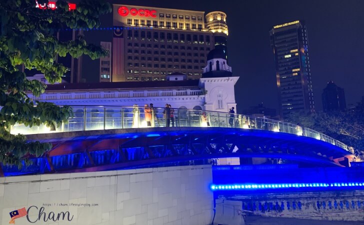 River of Life(リバーオブライフ)の橋で写真撮影を楽しむ人々