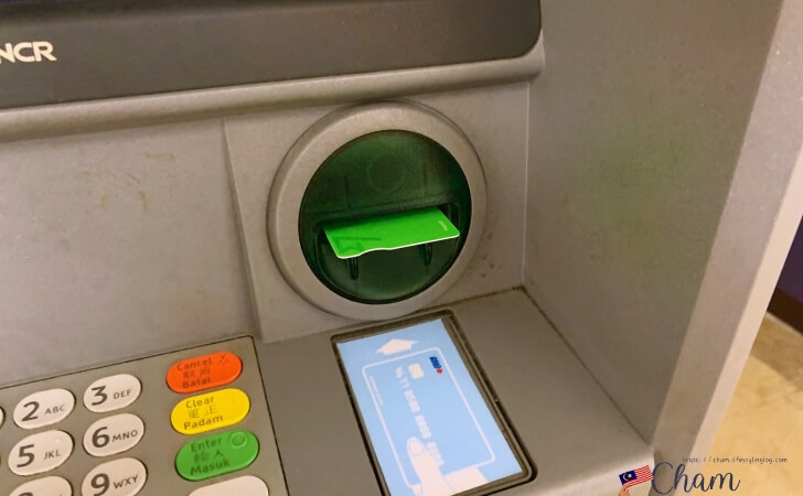マレーシアのRHBのATMにWiseのデビットカードを入れているところ