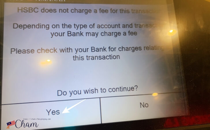 Wiseデビットカードを使い、HSBCのATMで現金引き出ししている時の手数料がかからないという案内表示