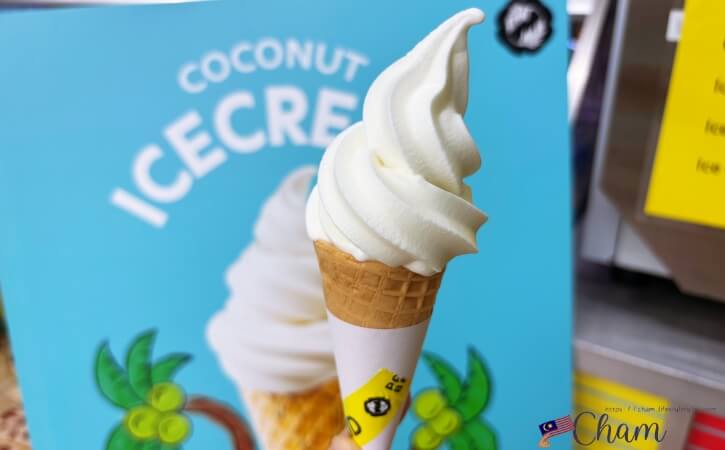 セントラルマーケットのPasar Besarで購入したココナッツアイスクリーム