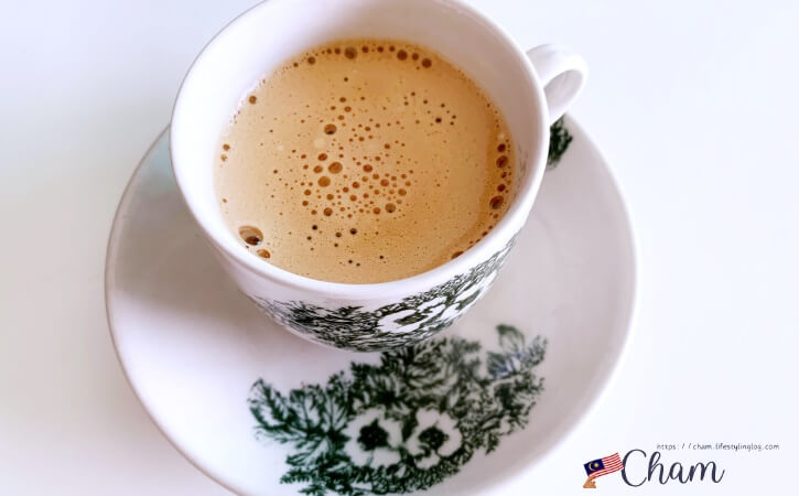 マレーシアのOriental Kopi（オリエンタルコピ）のインスタントホワイトコーヒーにお湯を注いだところ