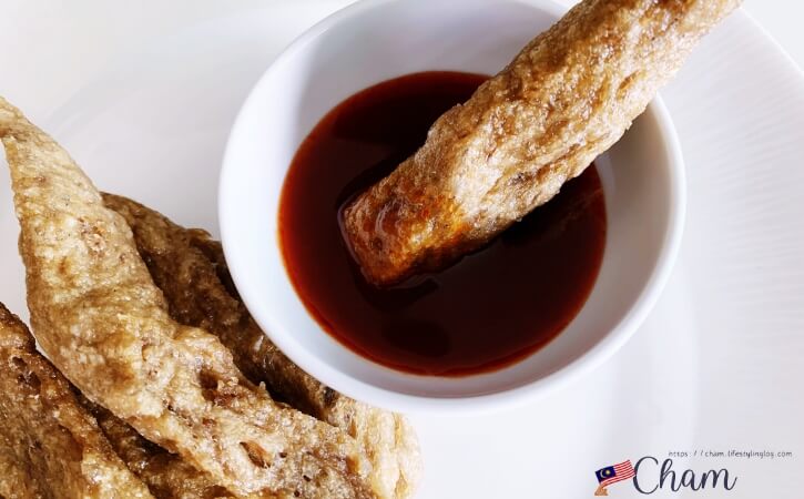 チリソースをつけて食べるKeropok Lekor（クロポッレコー）