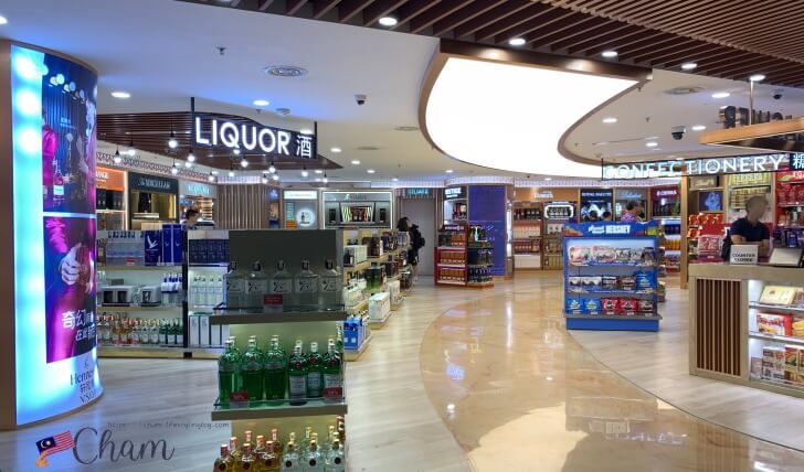 クアラルンプール国際空港ターミナル1の免税店で販売されているお酒やお菓子