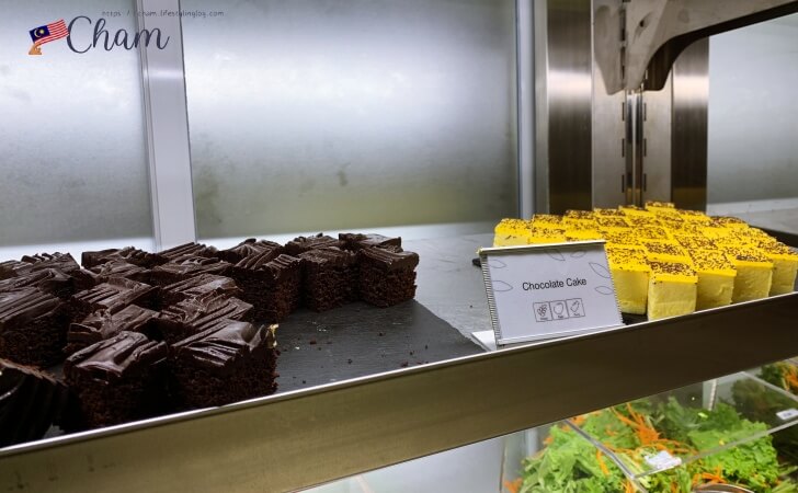 クアラルンプール国際空港ターミナル1のプラザプレミアムラウンジで提供されているケーキ