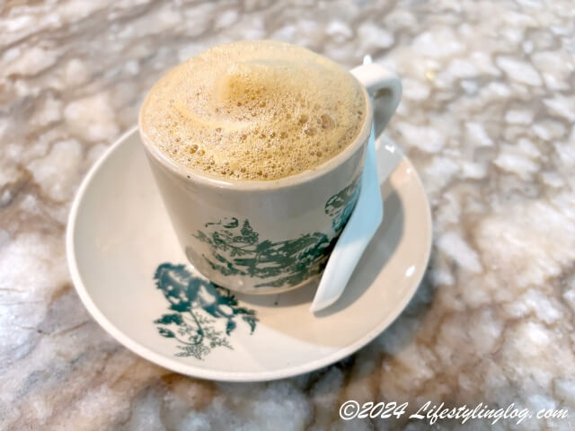 OO White Coffeeの看板メニューであるホワイトコーヒー