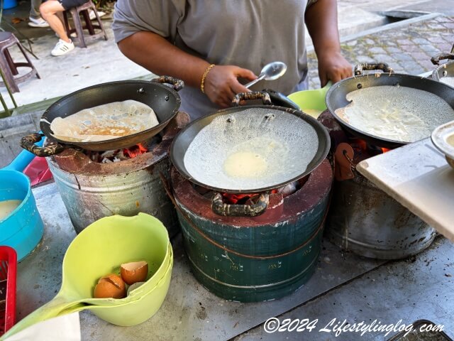 Sai Ram Penang Famous Apom Manisでアポンマニスを作っているところ