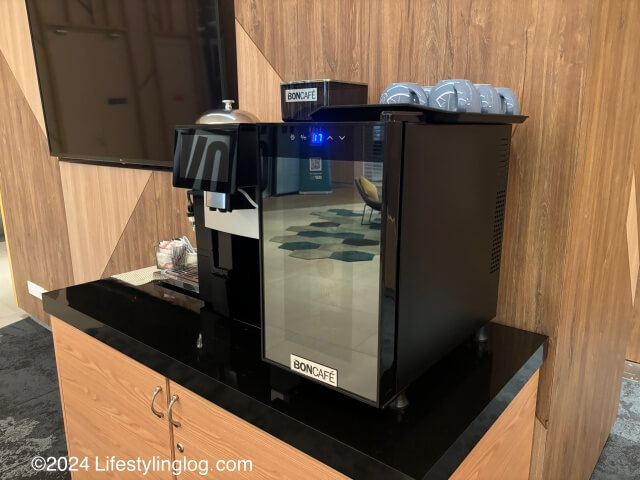 Citadines Waterfront Kota Kinabalu（シタディーンズウォーターフロントコタキナバル）のロビーにあるコーヒーマシーン