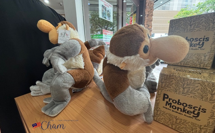 Kadaikuで販売されているテングザルのぬいぐるみ