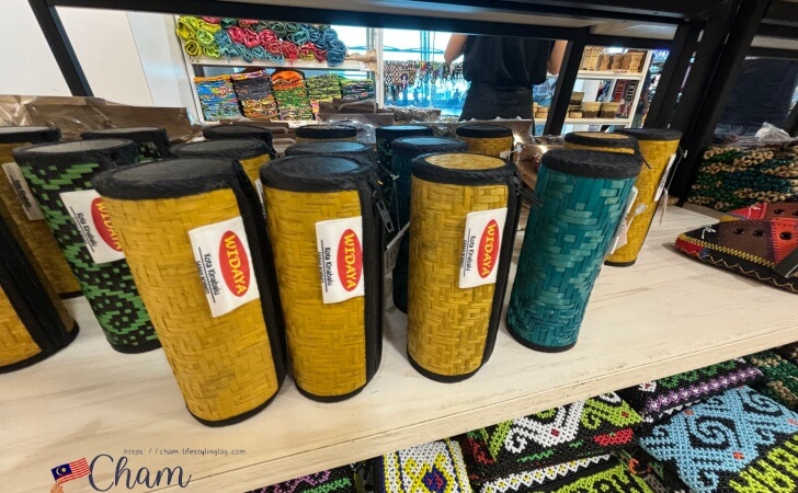 コタキナバル国際空港で販売されているペンケース