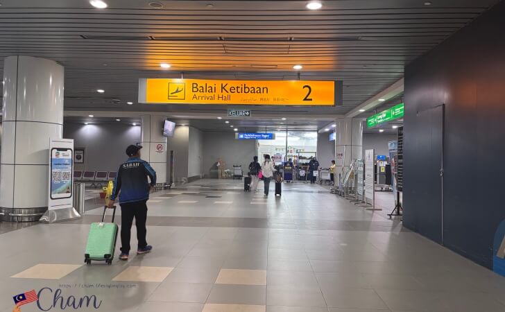 コタキナバル国際空港の到着ホールに続く道