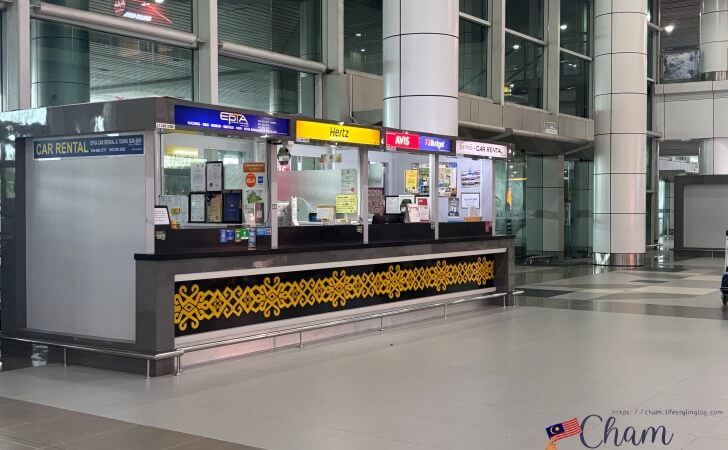 コタキナバル国際空港の到着ホールにあるレンタカーカウンター