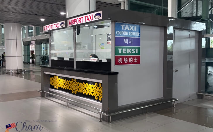 コタキナバル国際空港の到着ホールにあるエアポートタクシーカウンター