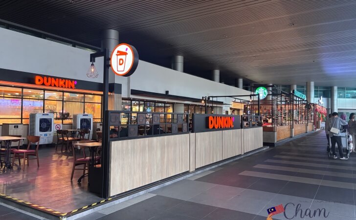 コタキナバル国際空港の到着ホールにあるダンキンドーナッツとスターバックス