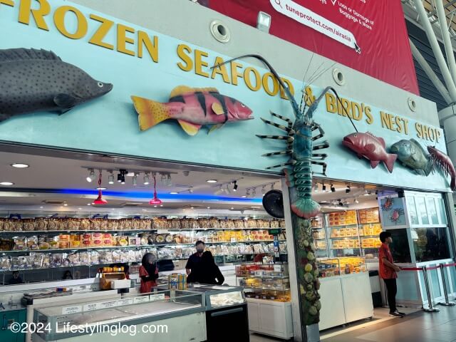 コタキナバル国際空港の出発ホールにある魚介類を販売するお店