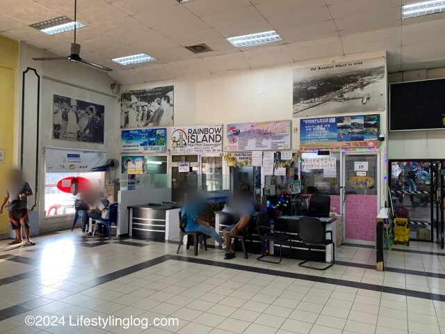 Jesselton Point Ferry Terminalの奥にある代理店のカウンター