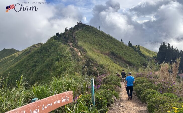 Sosodikon Hill（ソソディコンヒル）のハイキングコースを歩く人々