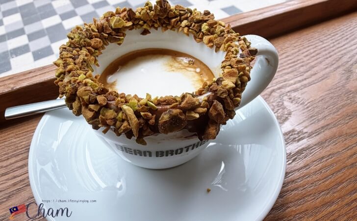 ブキッビンタンにあるBean Brothersのエスプレッソクロッカンティーノ