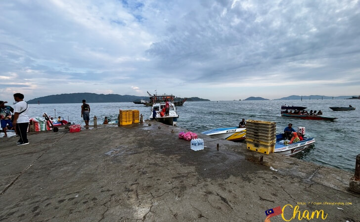 コタキナバルの魚市場の横にある海