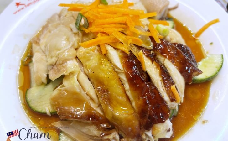 ローストと蒸し鶏をミックスしたFatty Loh Chicken Riceのチキンライス