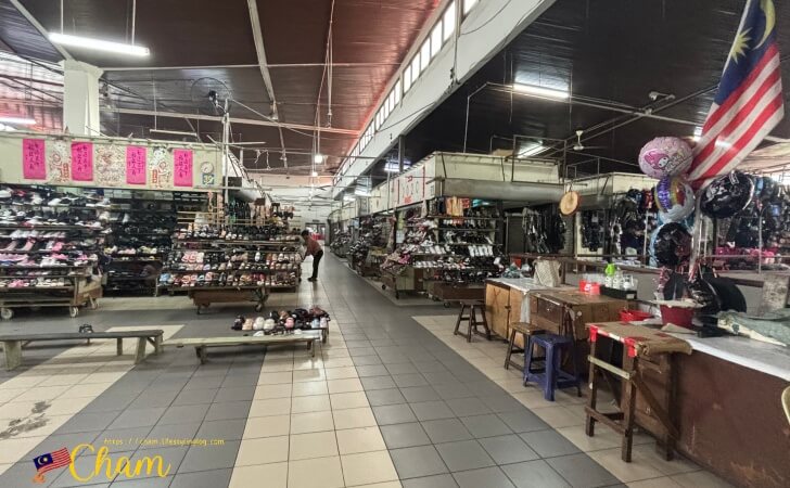 コタキナバル中央市場(Pasar Besar Kota Kinabalu)で販売されている靴
