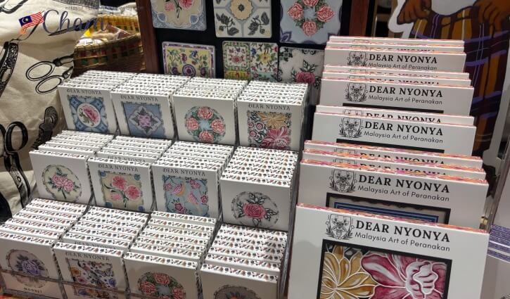 マレーシアで販売されているプラナカンタイル