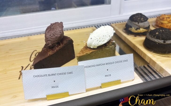 Cafe Kitsune（カフェキツネ）のチョコレートバーンケーキとピスタチオ抹茶バスクチーズケーキ