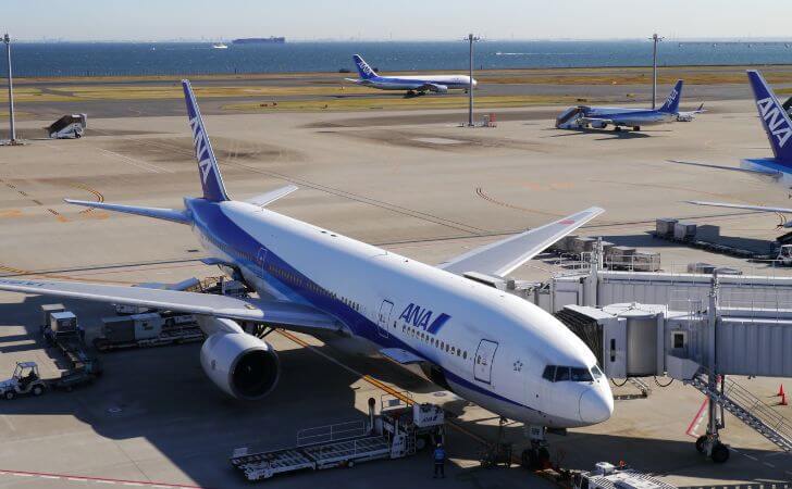 空港で待機中の飛行機