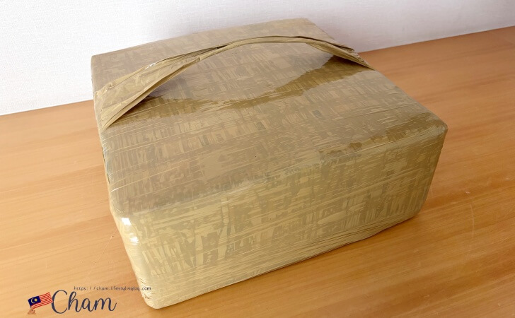 コタキナバルの魚市場で購入した魚介類を機内持ち込み用にパッキングしてもらったもの