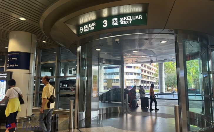 クアラルンプール国際空港のGrab(グラブ)乗り場Door3