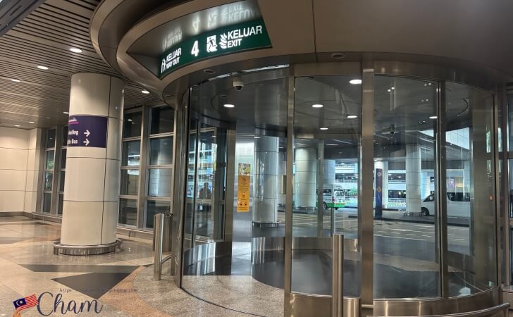 クアラルンプール国際空港のGrab(グラブ)乗り場Door4