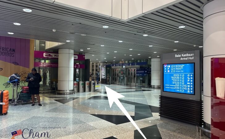 クアラルンプール国際空港ターミナル1の到着フロアにあるエレベーター