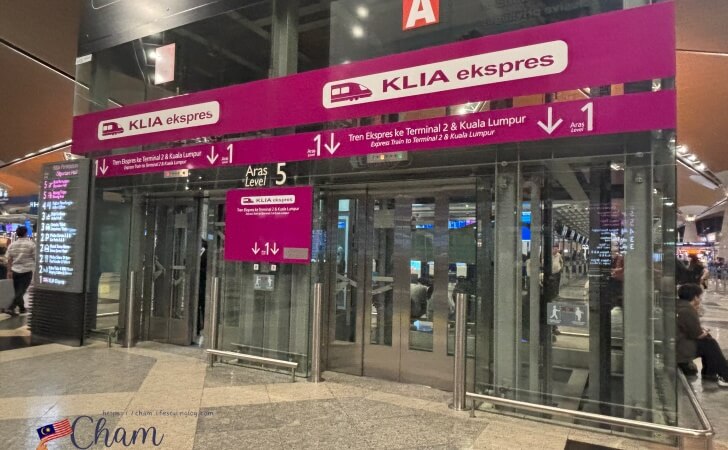 KLIAエクスプレス乗り場行きのエレベーター