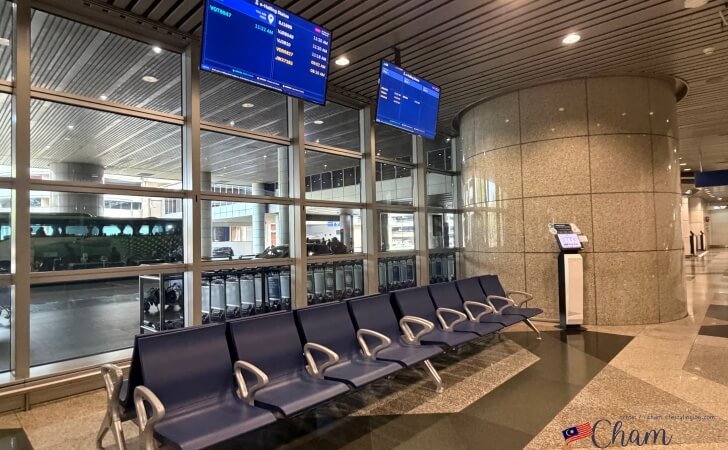 クアラルンプール国際空港ターミナル1に導入されたリアルタイムで配車状況を確認できるスクリーン