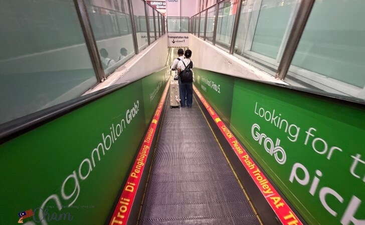 クアラルンプール国際空港ターミナル2にあるLevel 1に続くエスカーレーター