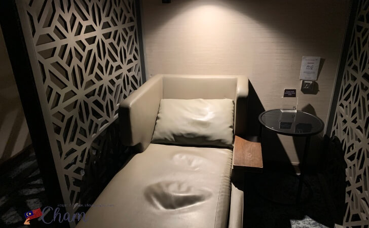 クアラルンプール国際空港のマレーシア航空ゴールデンラウンジ(サテライト)にある仮眠エリア(Nap Area)のベッド2