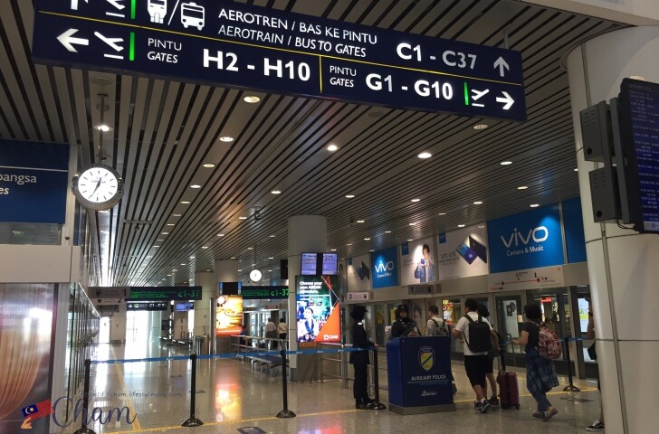 クアラルンプール国際空港にあるゲートHとゲートGの案内標識