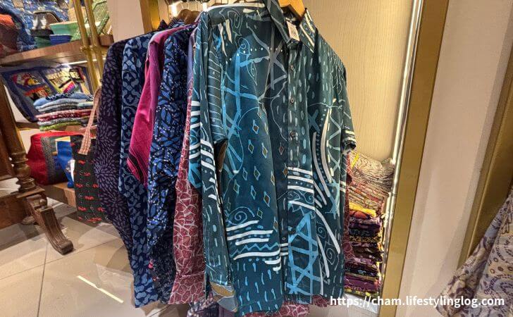 クアラルンプール国際空港ターミナル1にあるSense of Malaysiaで販売されているバティックシャツ