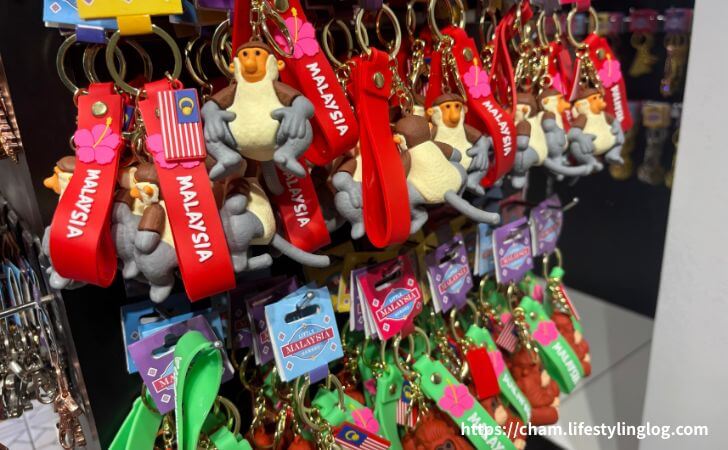 クアラルンプール国際空港ターミナル1にあるSense of Malaysiaで販売されているオランウータンのキーホルダー