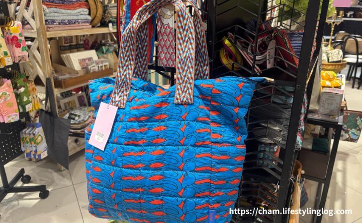 クアラルンプール国際空港ターミナル1にあるSense of Malaysiaで販売されているナラデザインのバッグ