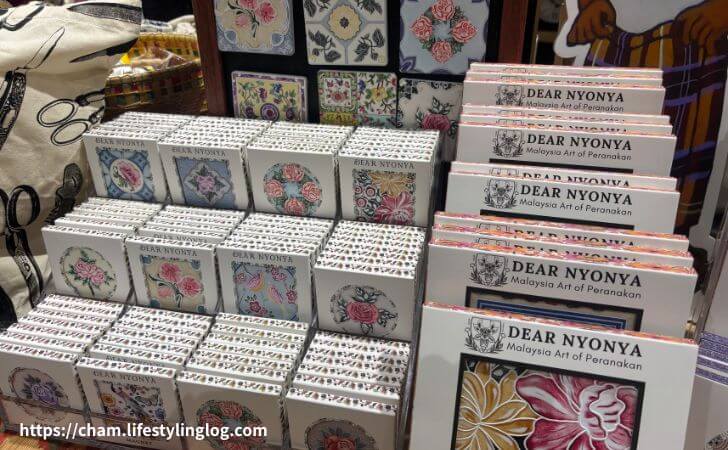 クアラルンプール国際空港ターミナル1にあるSense of Malaysiaで販売されているプラナカンのタイル