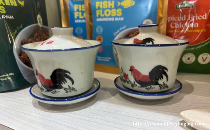 クアラルンプール国際空港ターミナル1にあるSense of Malaysiaで販売されているルースターデザインの茶器