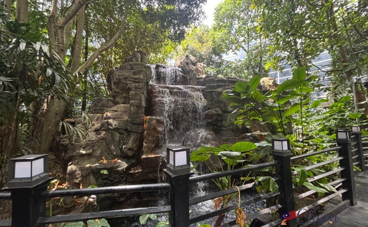 KLIA Jungle Boardwalk（ジャングルボードウォーク）にある滝