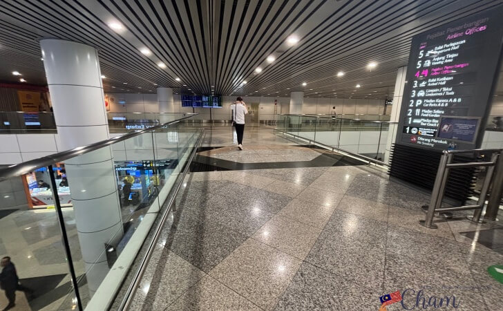 クアラルンプール国際空港のレベル4にあるエアラインオフィスに繋がる通路