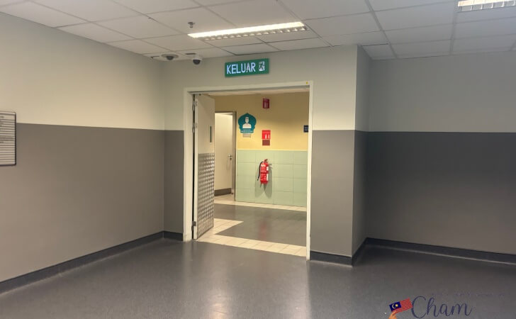 クアラルンプール国際空港のレベル4にあるエアラインオフィスの内部にあるお手洗い&シャワー施設に続くドア