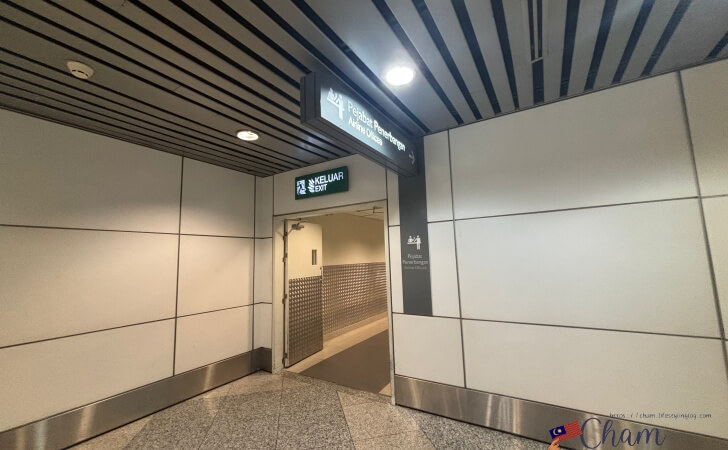 クアラルンプール国際空港のレベル4にあるエアラインオフィスの入口(左手側)