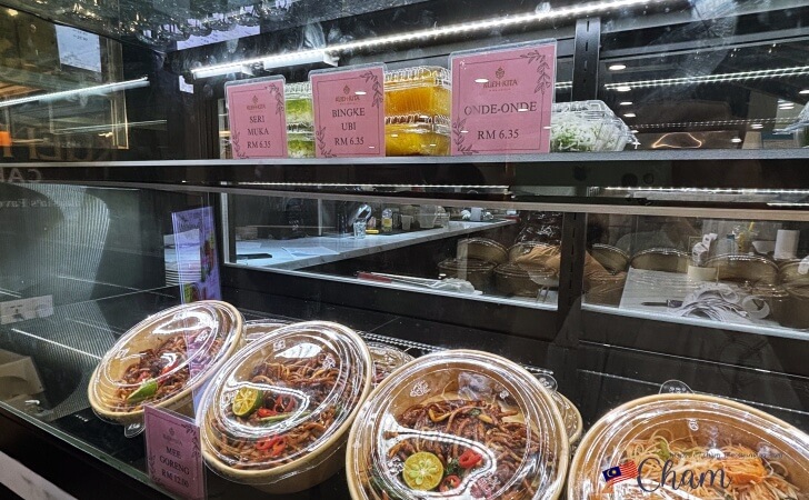 クアラルンプール国際空港ターミナル1にあるKueh Kita（クエキタ）のクエやミーゴレン