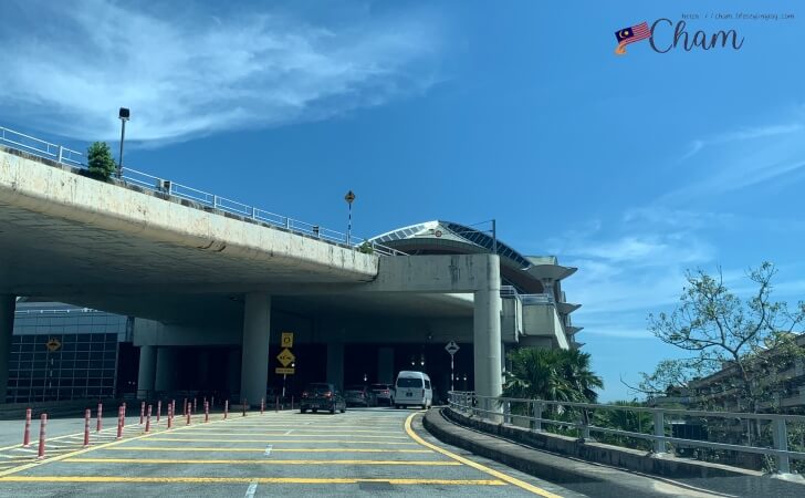 クアラルンプール国際空港ターミナル1に向かう車からの風景