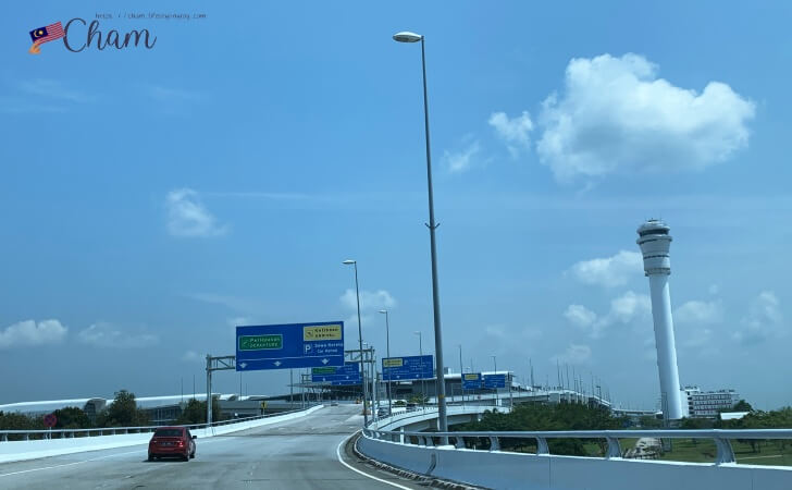 クアラルンプール国際空港ターミナル2に向かう車からの風景