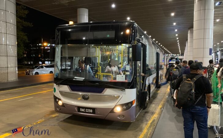 クアラルンプール国際空港ターミナル1に到着したシャトルバス